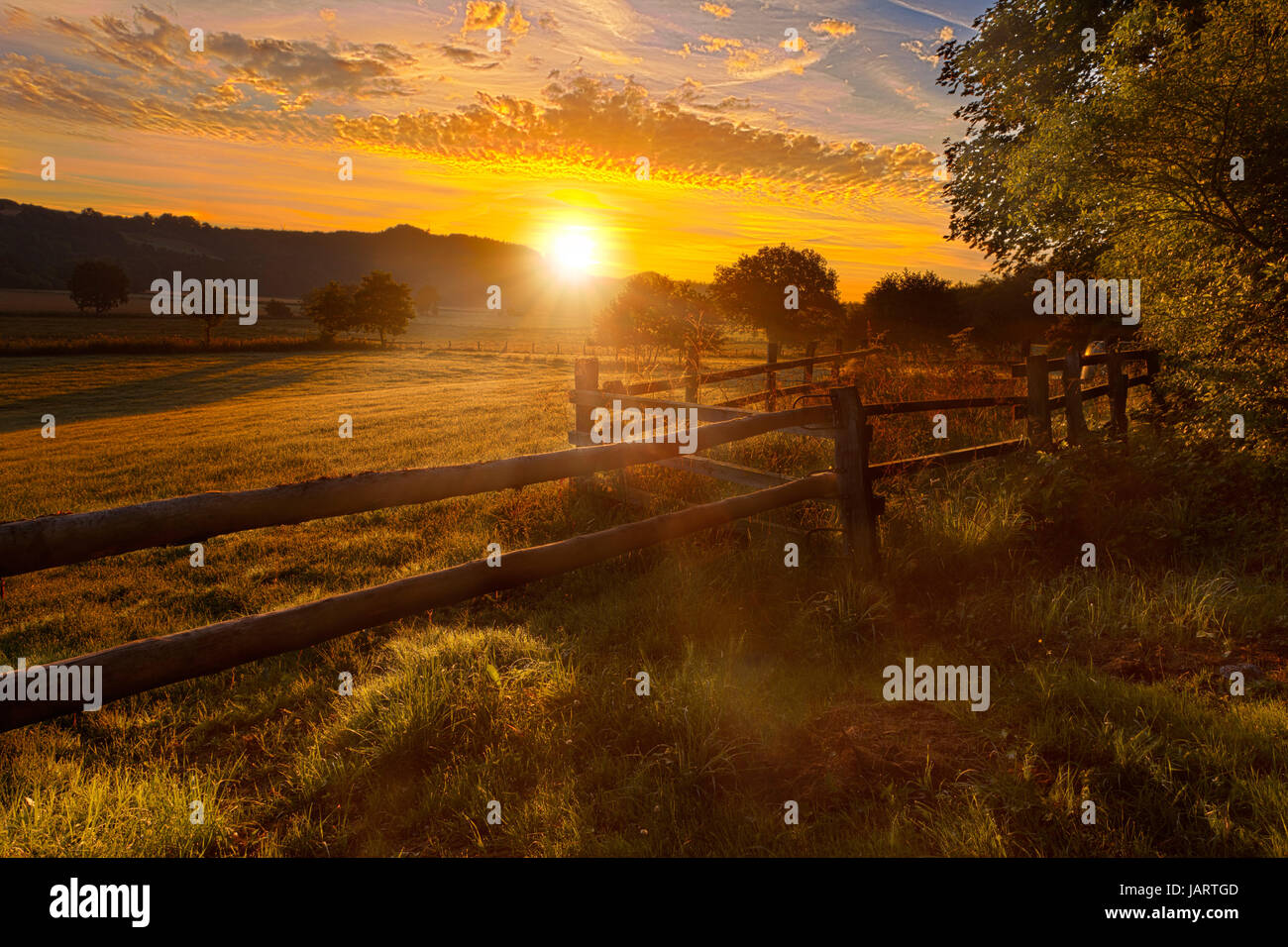 Lever de soleil au-dessus de haarstrang, brillant dans moehnetal brumeux, clôture en premier plan, emplacement : warstein-belecke, Sauerland, Allemagne ; voir même les images HDR de l'emplacement, Banque D'Images