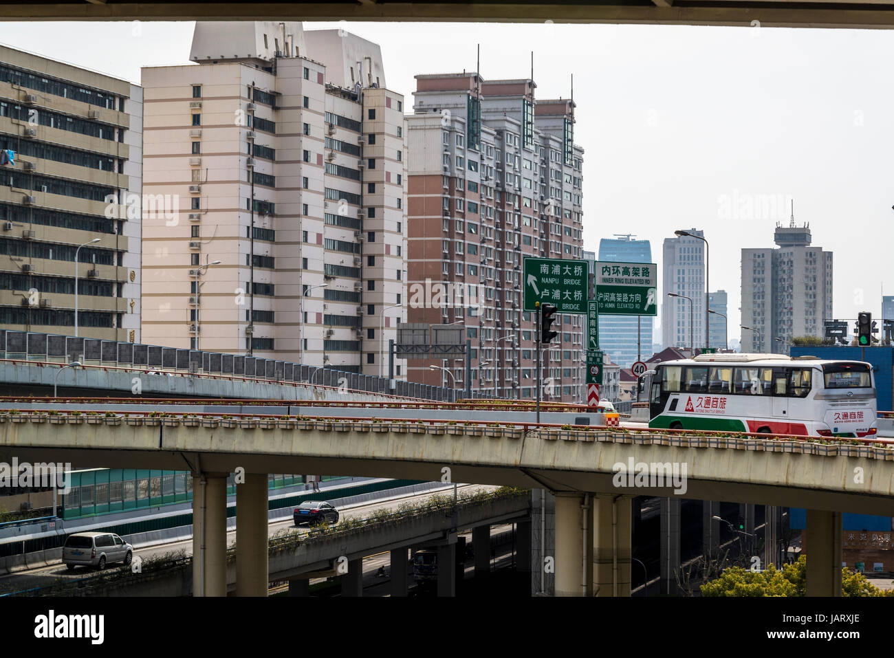 Échangeur routier dans le quartier de Huangpu District, juste avant le pont Lupu, Shanghai, Chine Banque D'Images