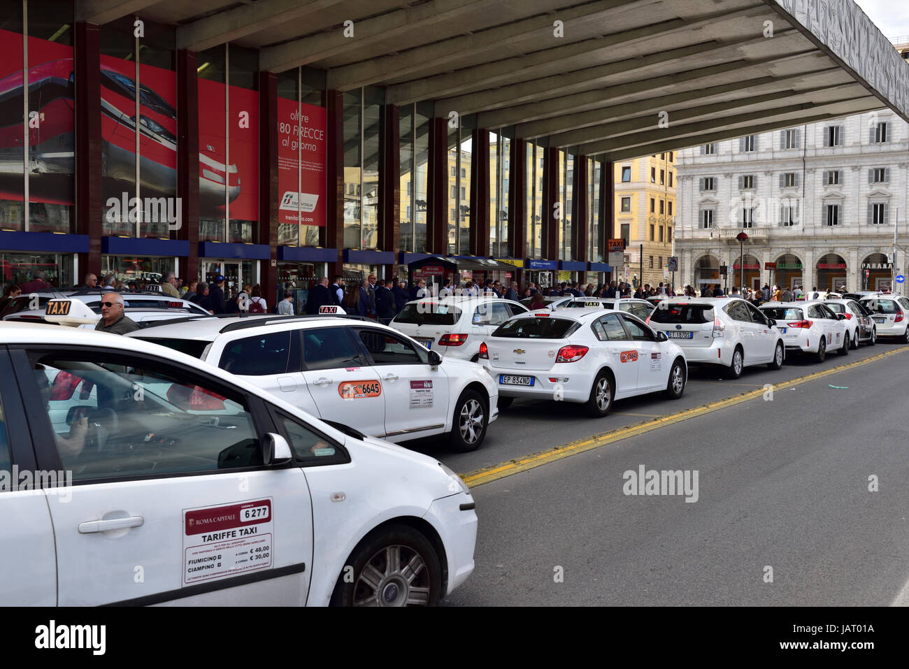 Ligne de taxis attendent en face de la gare Termini (la gare Termini de Rome) terminal de transport public Banque D'Images