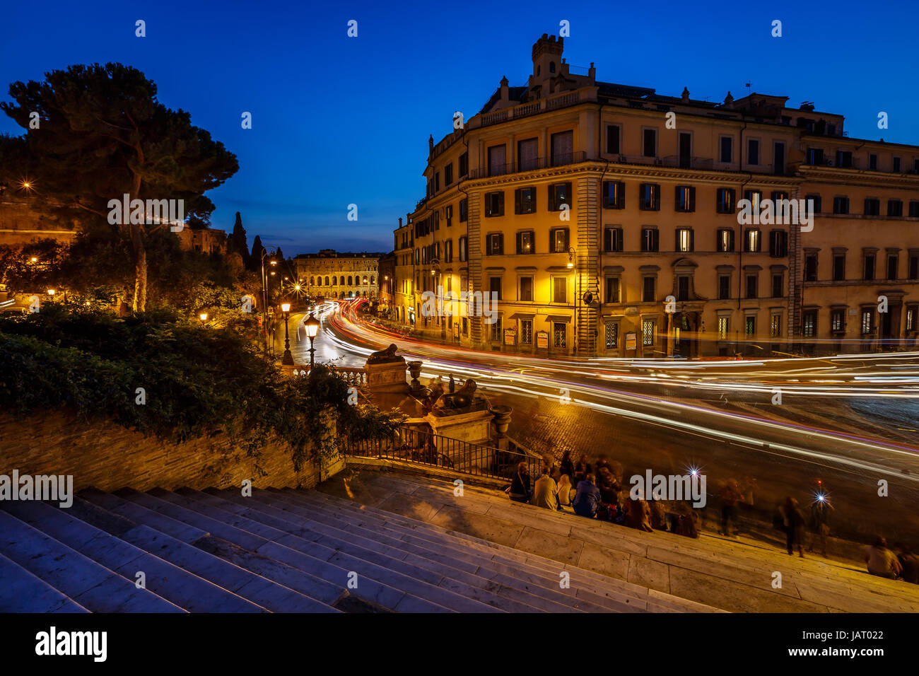 Marcello Theatre et la circulation sur les sentiers Via Marcello, vue à partir de la colline du Capitole, Rome, Italie Banque D'Images