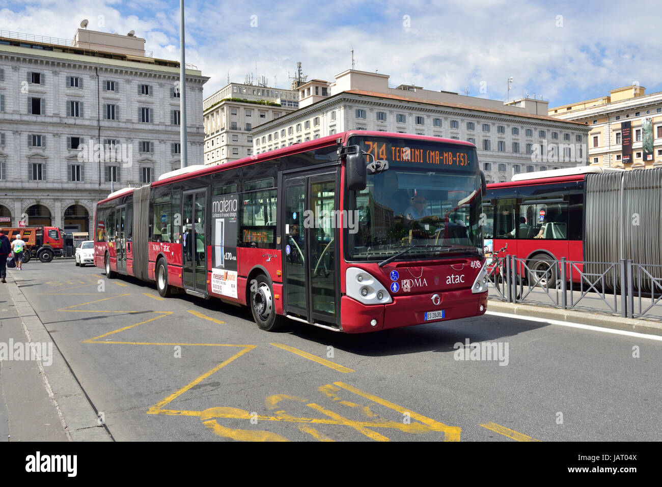 Les bus de Rome en face de la gare Termini de Rome Termini Rome's principaux transports borne du chemin de fer, trams, taxis, métro et bus Banque D'Images