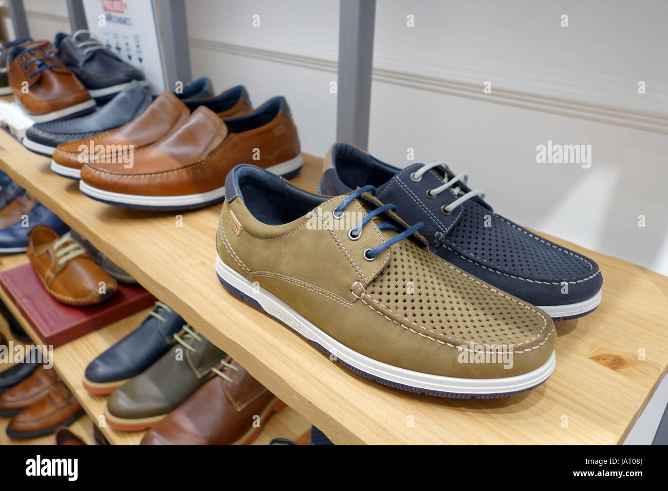 Pikolinos chaussures en cuir pour hommes à l'écran en Espagne Photo Stock -  Alamy