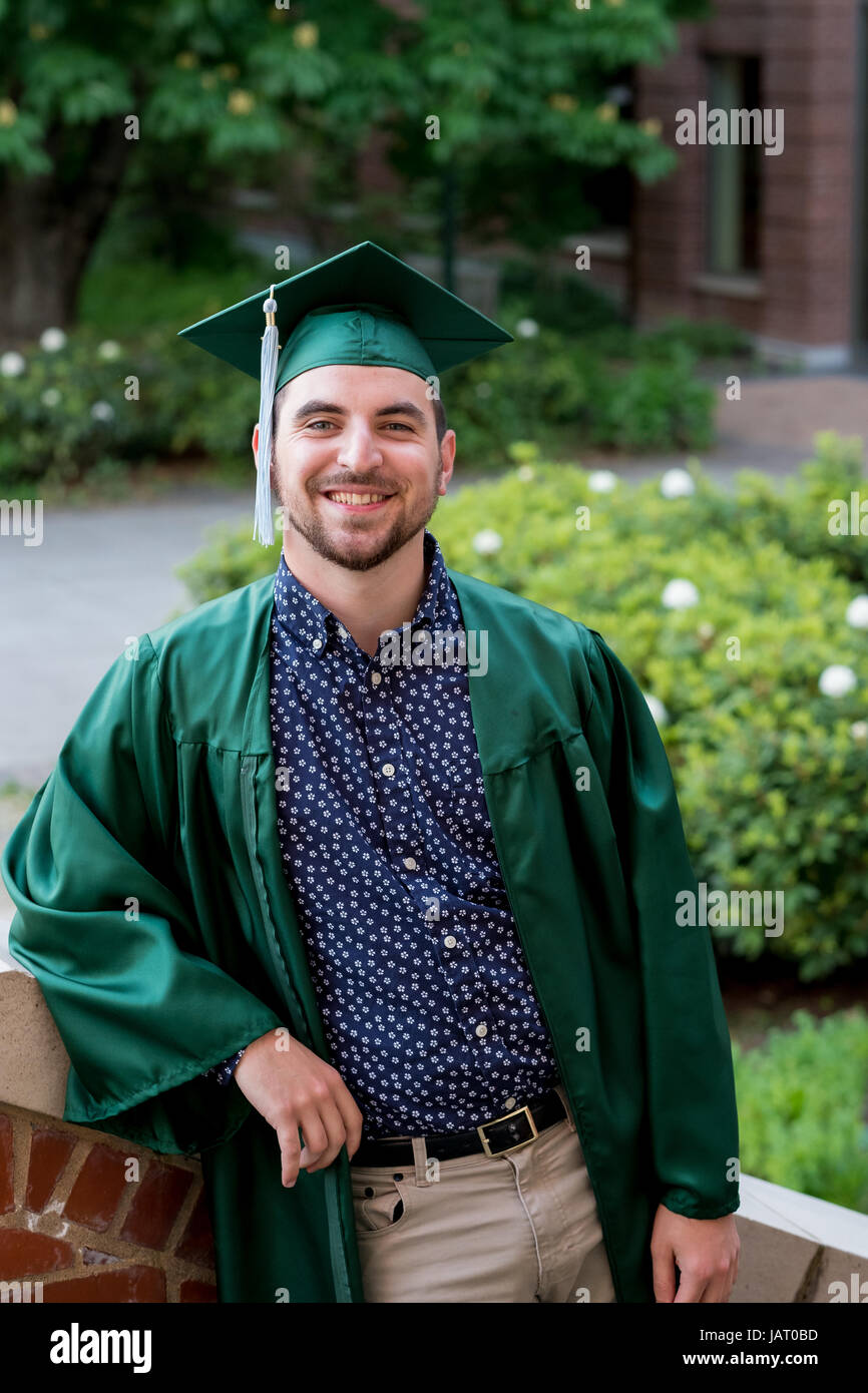 College hauts pose pour une photo de diplôme sur le campus dans son chapeau et une blouse. Banque D'Images