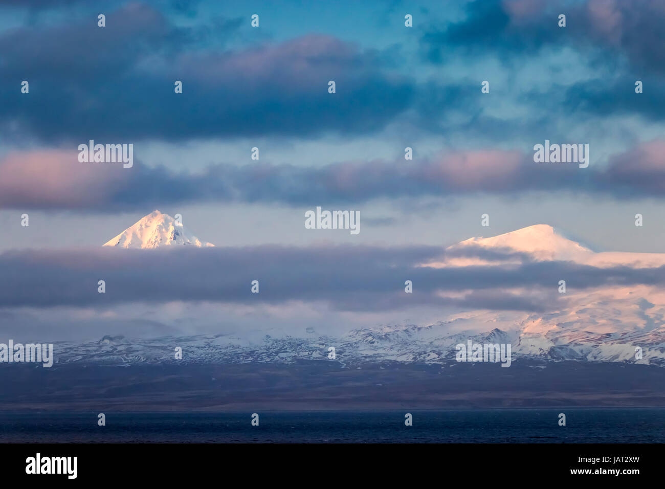 Le volcan mont Shishaldin sur Unimak Island dans les îles Aléoutiennes, près d'Unimak Passage, Alaska, USA. Banque D'Images