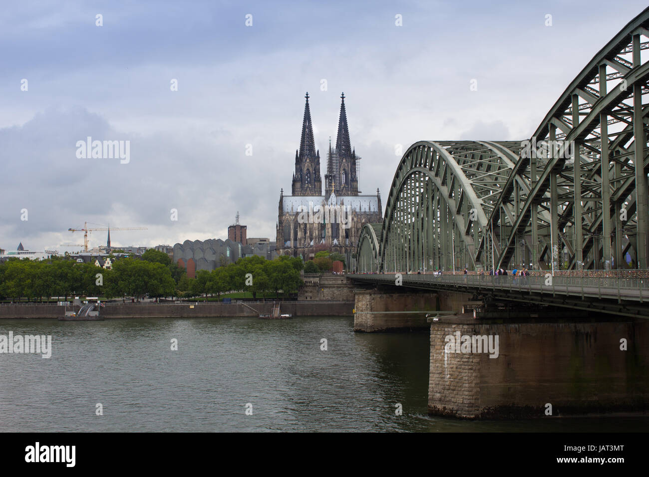 Vue sur la cathédrale de Cologne et le pont Hohenzollern sur Rhin, Allemagne Banque D'Images
