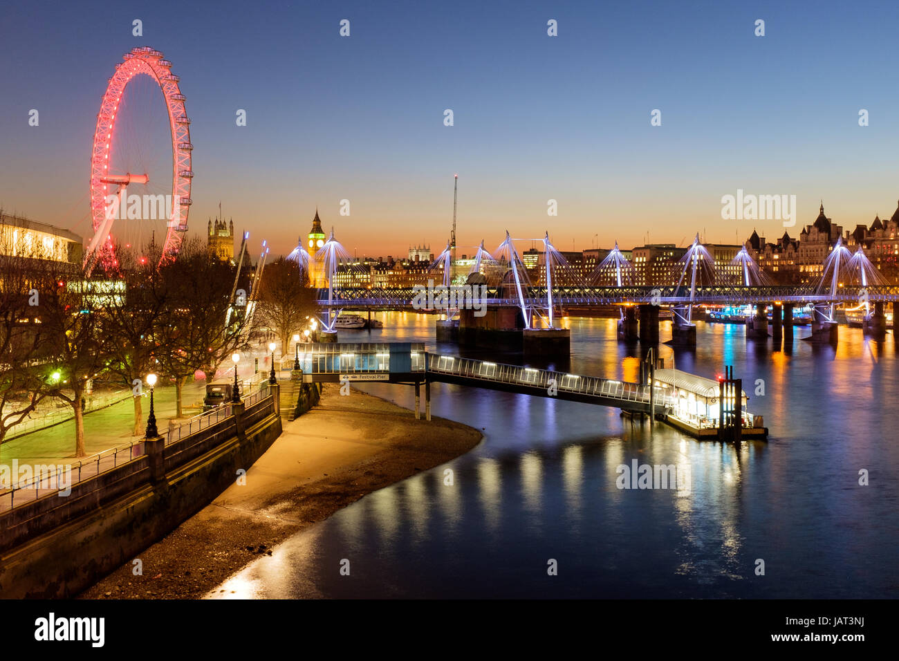 Coucher de soleil sur London's South Bank & Tamise Banque D'Images