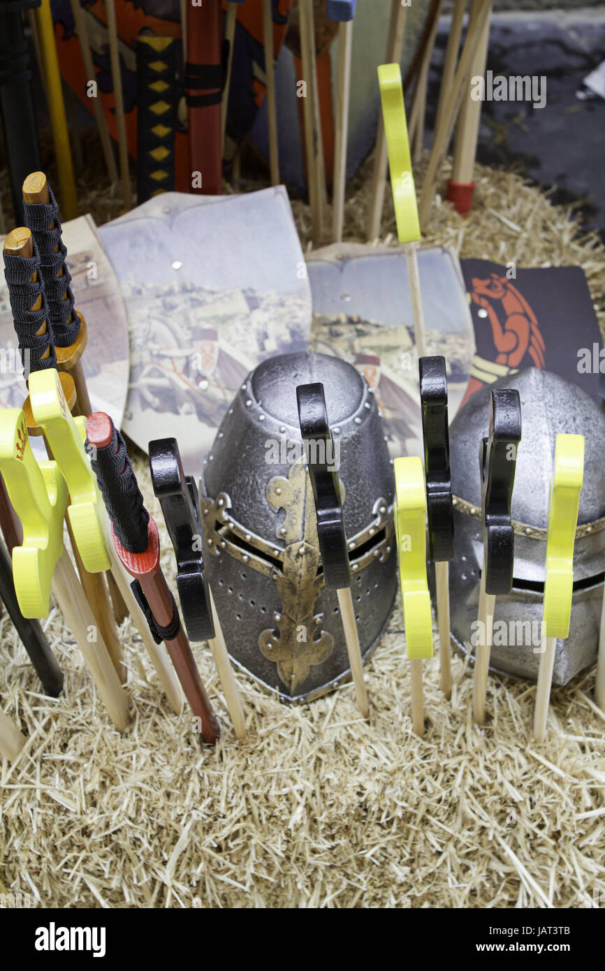 La cité médiévale de casques et épées en bois, des loisirs et de l'histoire du marché Banque D'Images