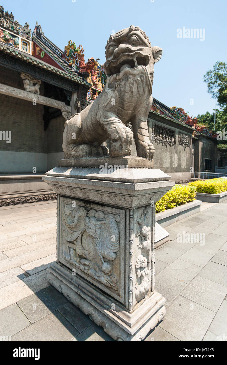 GUANGZHOU, CHINE - 1 avril 2017 : statue en cour d'Hall ancestral du clan Chen temple universitaire (Musée des Arts Folkloriques du Guangdong) à Guangzhou. La maison a été Banque D'Images