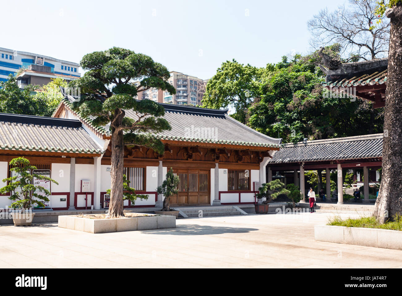 GUANGZHOU, CHINE - 1 avril 2017 : les visiteurs en cour de temple Guangxiao (lumineux l'obéissance, la piété lumineuse Temple). C'est est un des plus anciens B Banque D'Images