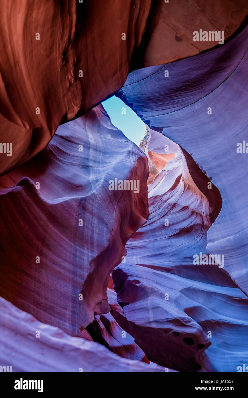 Effets de la lumière d'hiver à l'Antelope Canyon, Arizona, USA. Formation de grès érodées. Banque D'Images