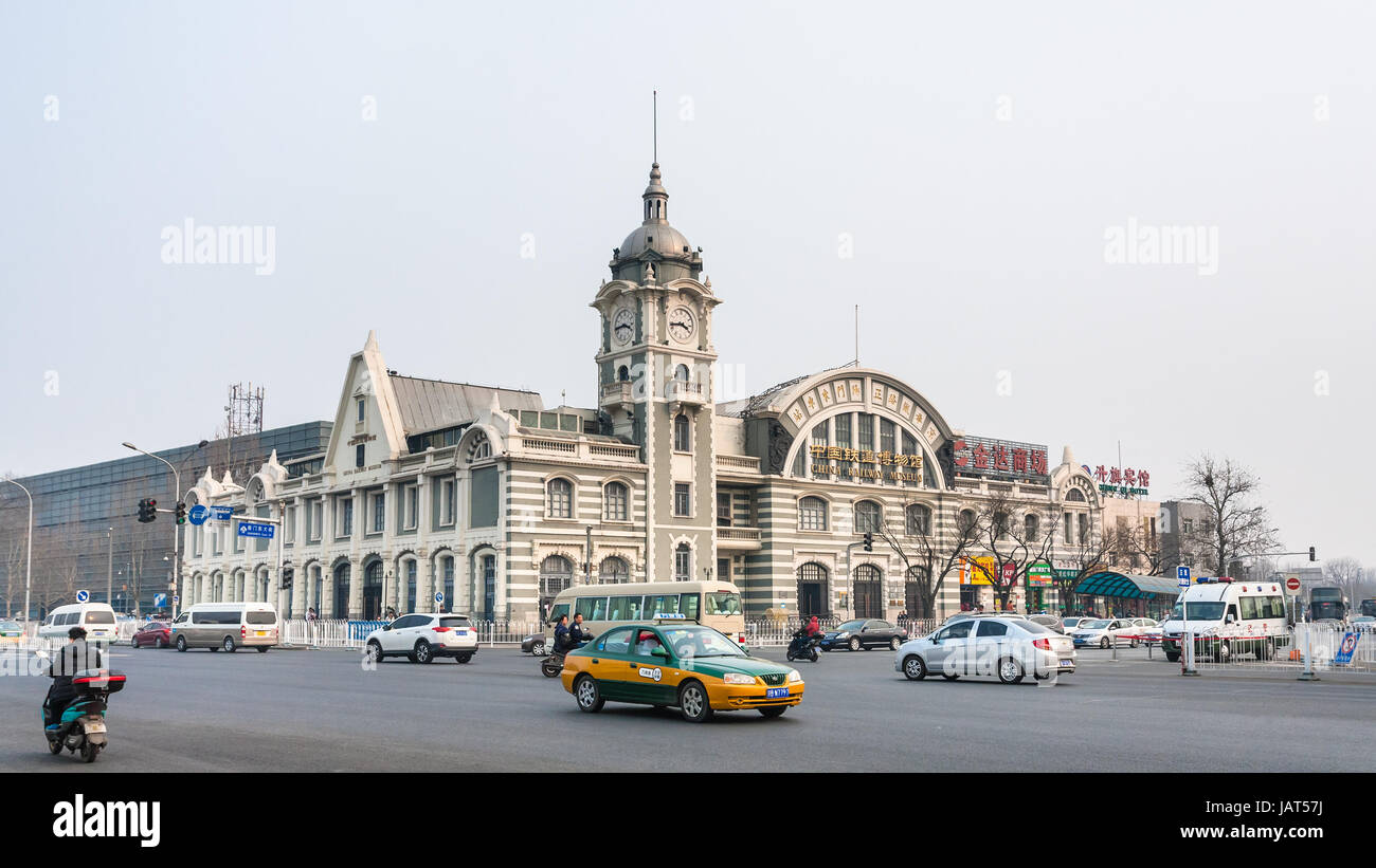 BEIJING, CHINE - le 19 mars 2017 : voitures sur place et la gare de l'Est de Zhengyangmen, partie de la Chine - Musée du chemin de fer sur la rue Qianmen. Cette buildi Banque D'Images