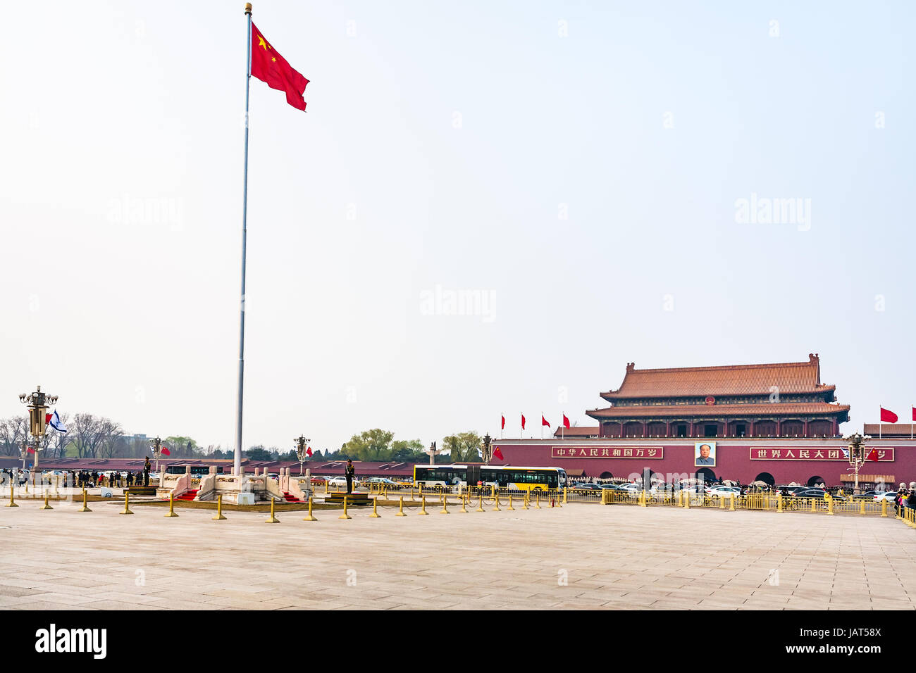 BEIJING, CHINE - le 19 mars 2017 : vue sur la place Tiananmen avec garde d'honneur près du drapeau, les touristes et le monument de Tiananmen (Porte du Ciel Banque D'Images