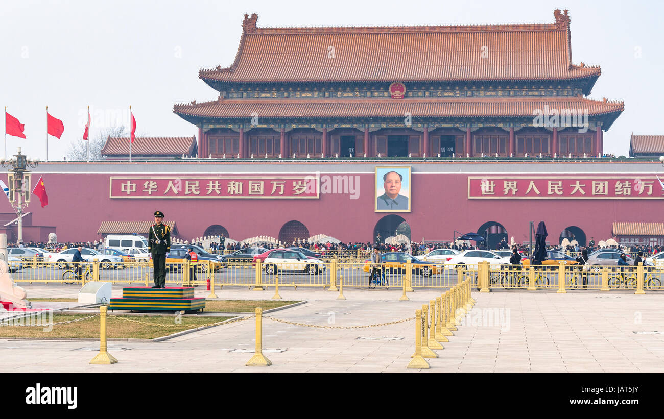 BEIJING, CHINE - le 19 mars 2017 : La garde militaire et vue sur le monument de Tiananmen (Porte de la paix céleste) sur la place Tiananmen au printemps. S'anmen Banque D'Images