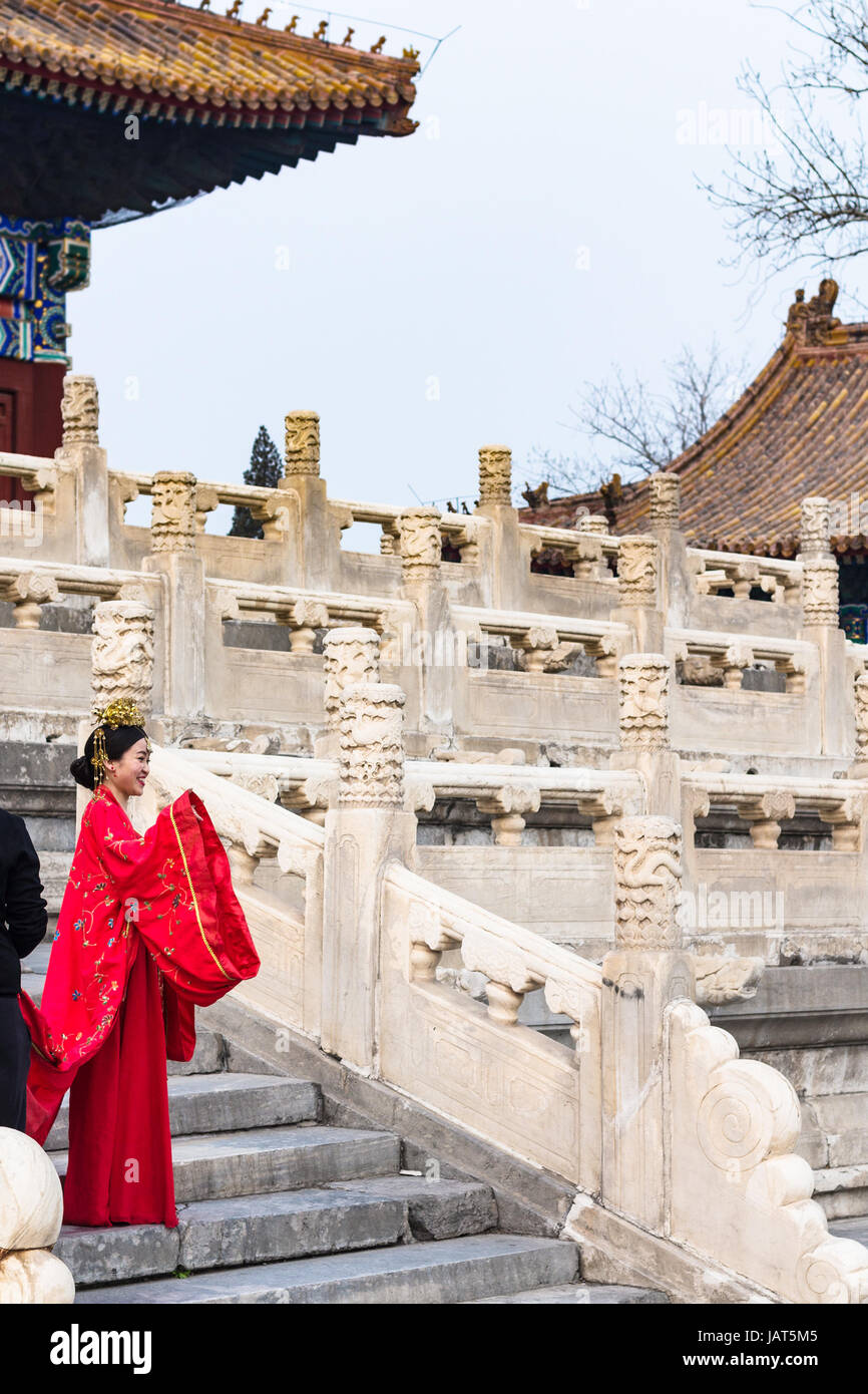 BEIJING, CHINE - le 19 mars 2017 : femme en costume traditionnel et photographe sur cour du Temple Ancestral impérial (Taimiao, travaillant la Cultur Banque D'Images