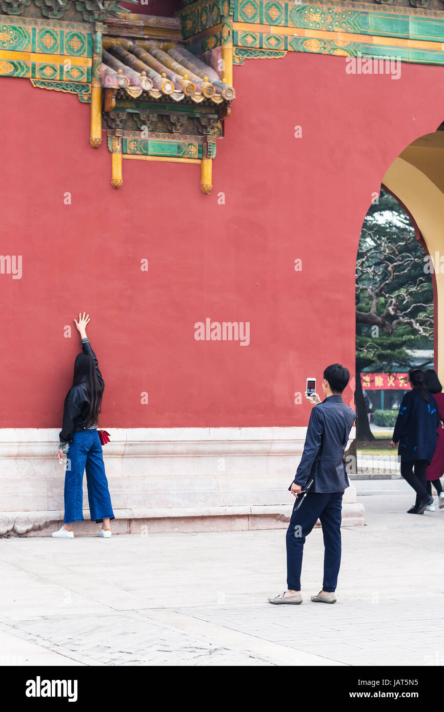 BEIJING, CHINE - le 19 mars 2017 : les touristes prendre des photos près de la porte en parc public hall ancestral impérial à Beijing ville impériale au printemps. Ce parc est Banque D'Images
