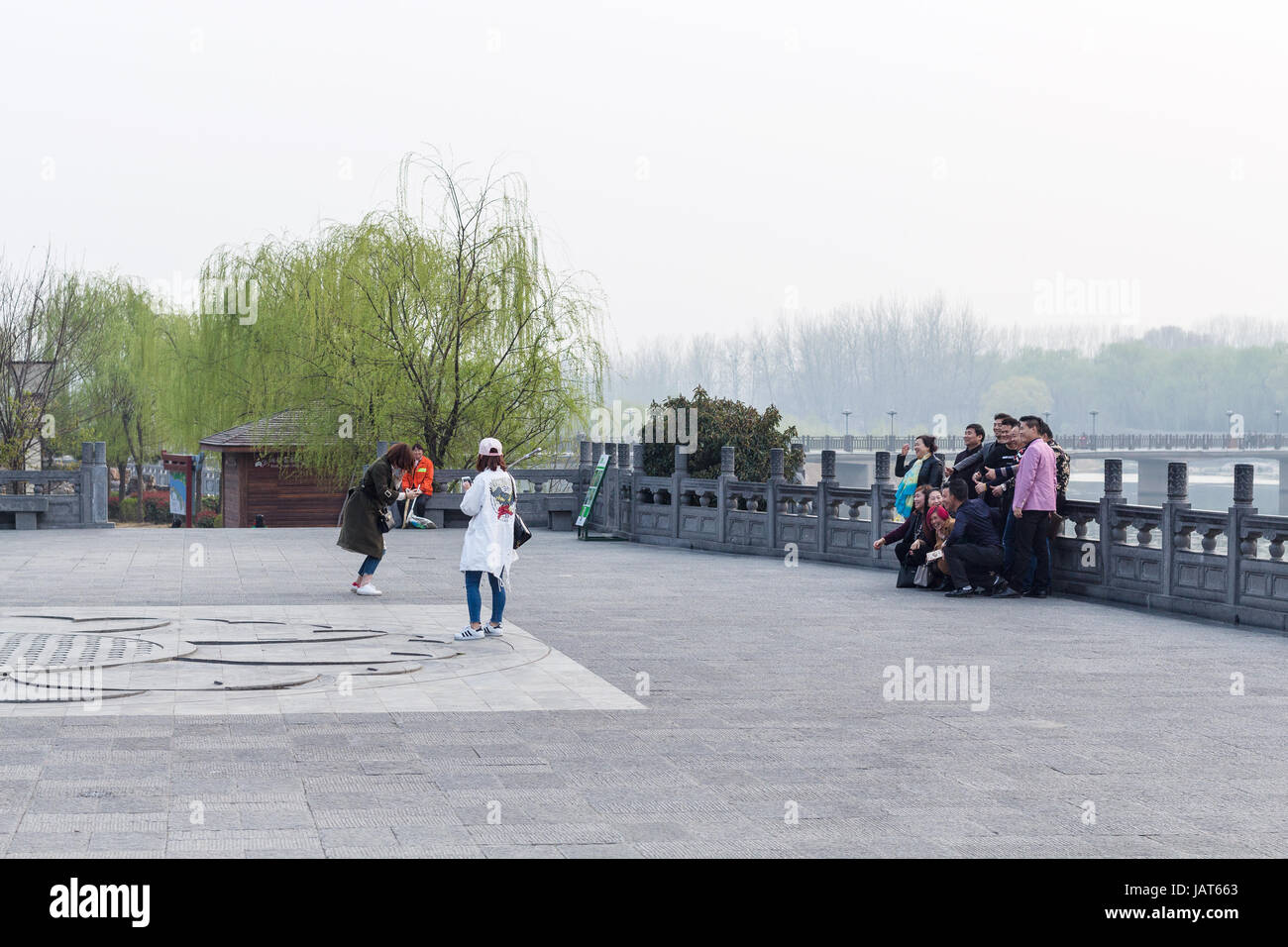LUOYANG, CHINE - 20 mars 2017 : les touristes prendre des photos en chinois monument bouddhiste Grottes de Longmen (grottes de Longmen) au printemps. Le complexe a été d'inscrire Banque D'Images