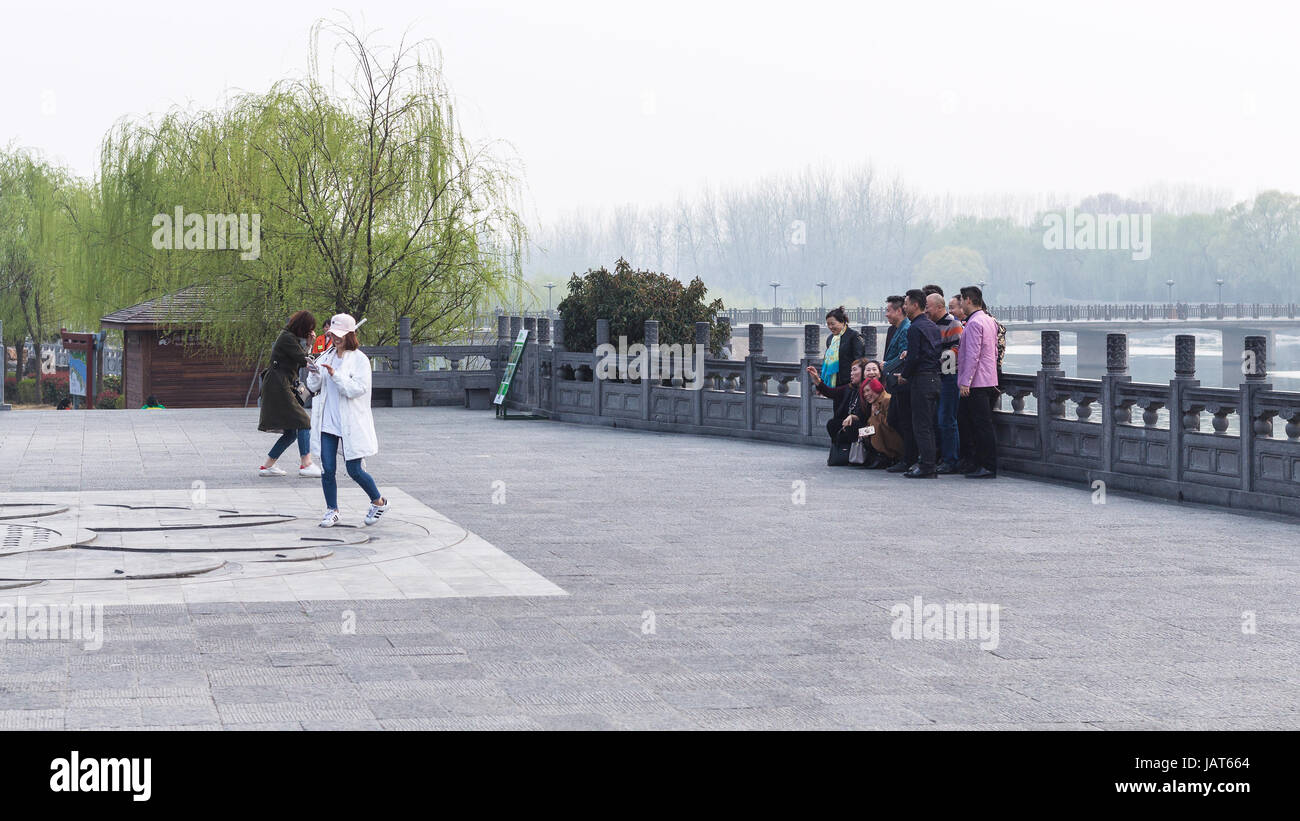 LUOYANG, CHINE - 20 mars 2017 : les gens prennent en photo monument bouddhiste chinois Grottes de Longmen (grottes de Longmen) au printemps. Le complexe a été inscrit Banque D'Images