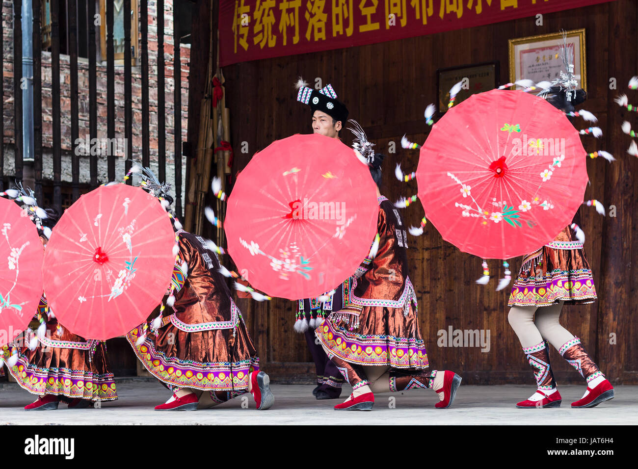 Qingdao, Chine - le 27 mars 2017 : des danses folkloriques avec des parasols à Dong Culture Voir en centre de village de comté de Sanjiang Chengyang au printemps. Banque D'Images
