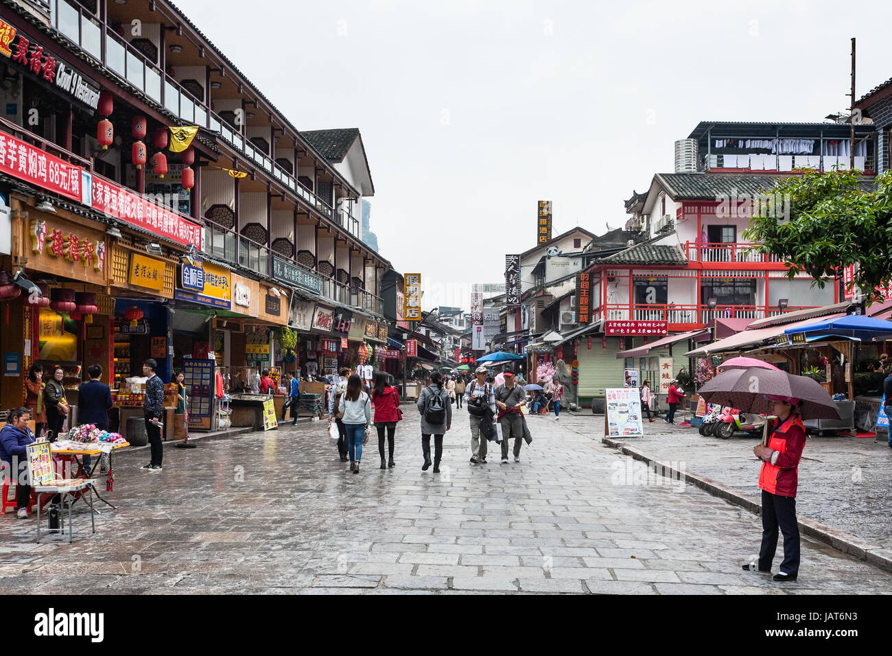 Hangzhou, Chine - 30 mars 2017 : les touristes sur la rue commerçante de la ville de Yangshuo au printemps. La ville est la destination de villégiature pour les touristes nationaux et étrangers Banque D'Images