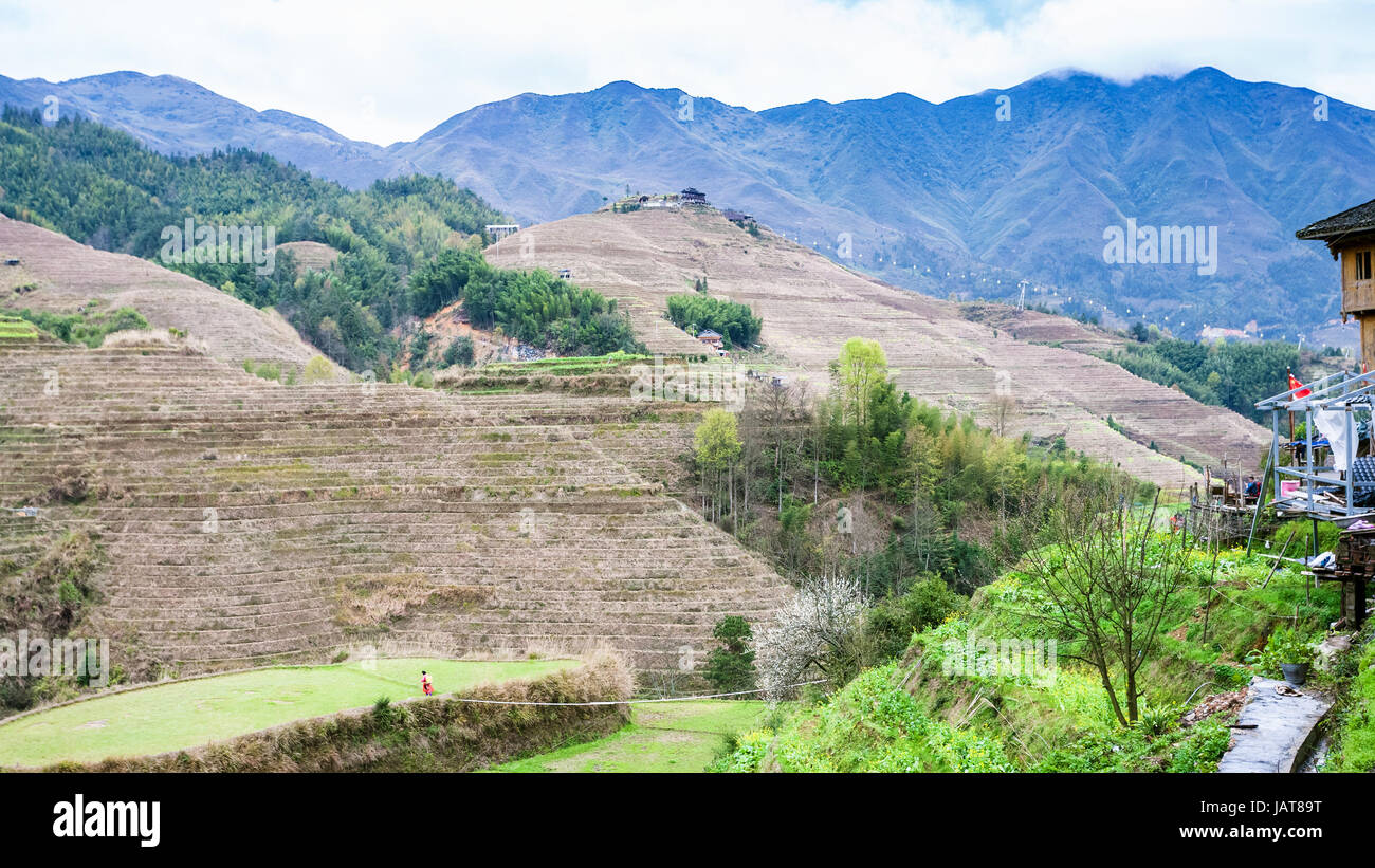 Voyage en Chine - collines près de Dazhai village en pays de Longsheng rizières en terrasse (terrasse du fédérateur Dragon, Longji terrasses de riz) au printemps Banque D'Images