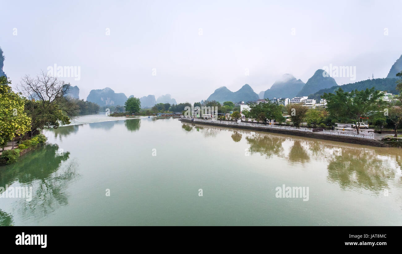 Voyage en Chine - bord de l'eau de rivière Yulong dans Yangshuo county au printemps Banque D'Images