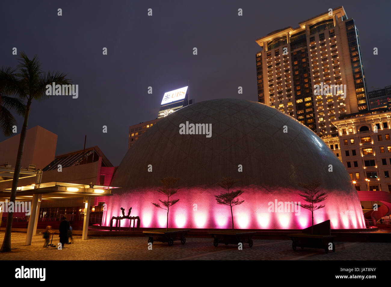 Musée de l'espace de Hong Kong et de l'hôtel Peninsula de nuit, Tsim Sha Tsui, Kowloon, Hong Kong, Chine, Asie Banque D'Images