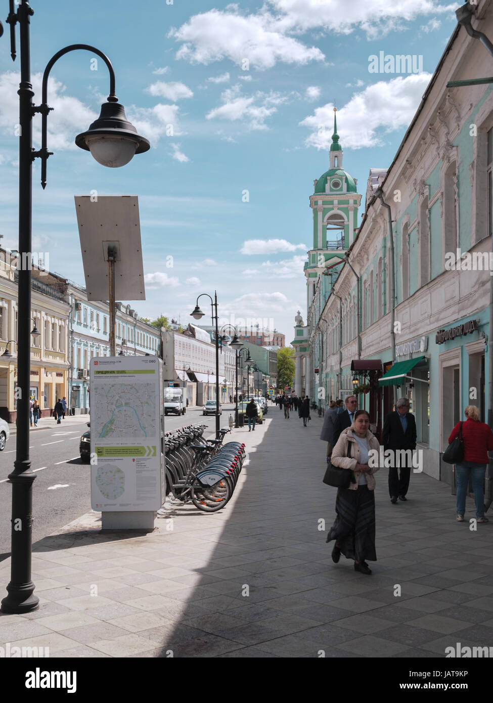 Moscou, Russie - le 22 mai 2017 ; la rue Pyatnitskaya. Centre-ville historique en 5 minutes de marche à pied du Kremlin. Location de bicyclettes de point Banque D'Images
