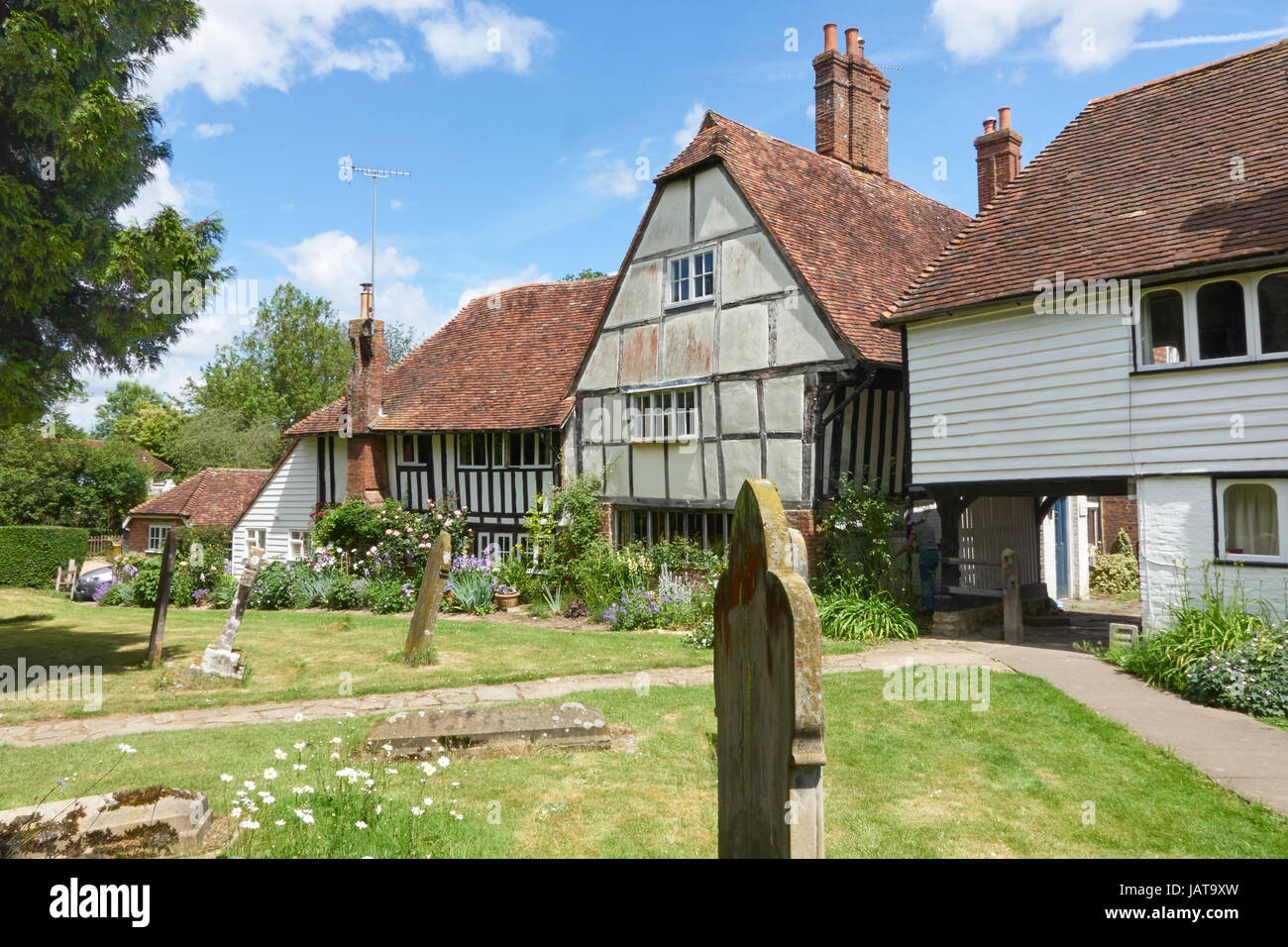 Tudor cottages pittoresques longeant le cimetière dans le pittoresque village de Wealden Kentish Smarden, Kent, Angleterre, Royaume-Uni, UK, Grande-Bretagne, GO Banque D'Images