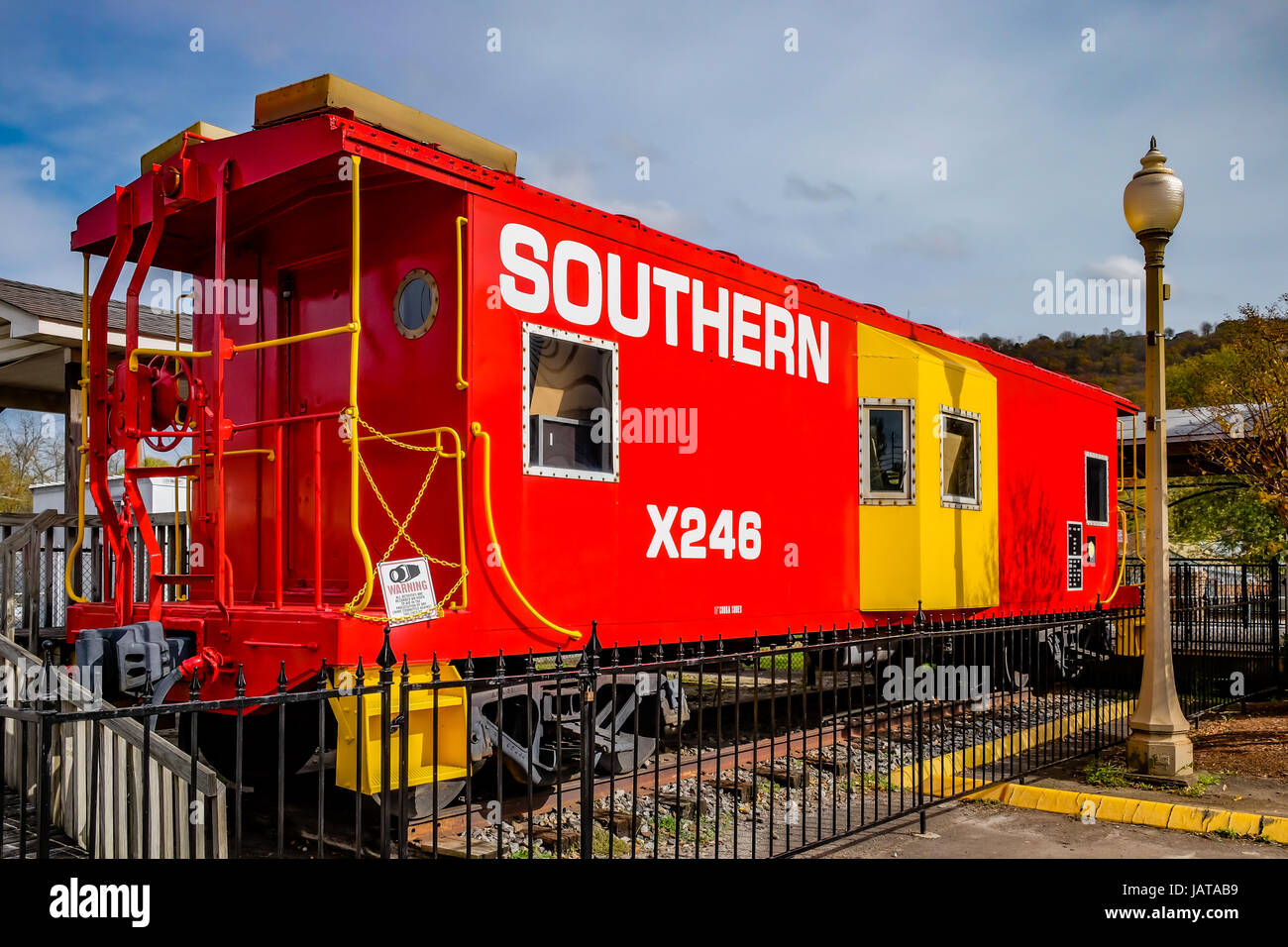 Restauré Southern Railroad caboose en exposition statique au Fort Payne, Alabama, ancienne station de train. Banque D'Images