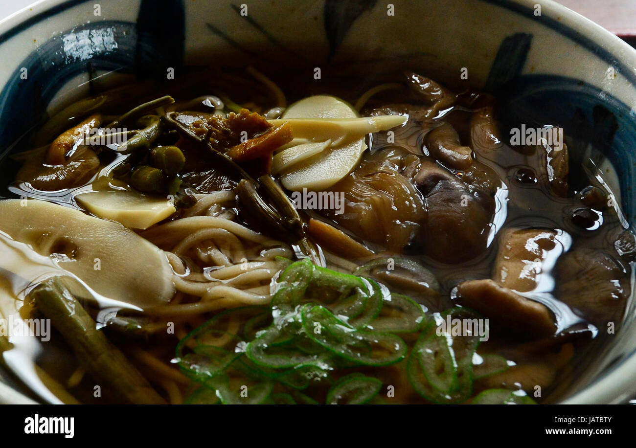 Nouilles Soba japonais avec des champignons sauvages et de légumes. Banque D'Images