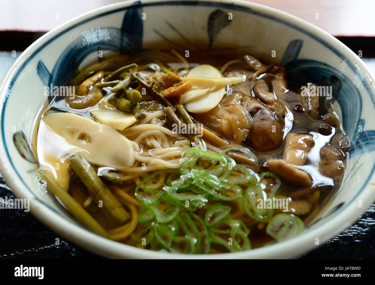 Nouilles Soba japonais avec des champignons sauvages et de légumes. Banque D'Images