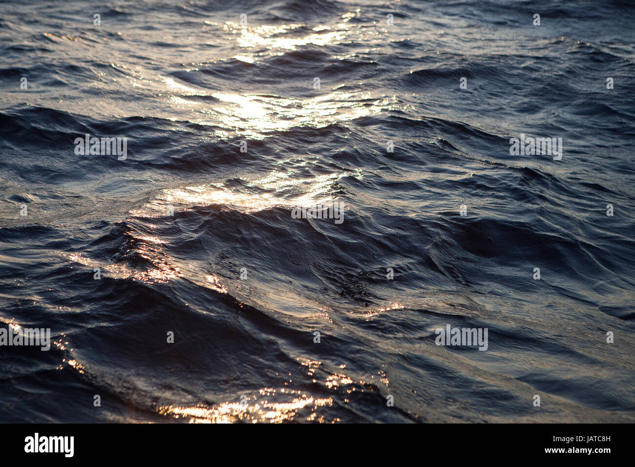 Les vagues de l'océan et la surface de l'eau au coucher du soleil Banque D'Images