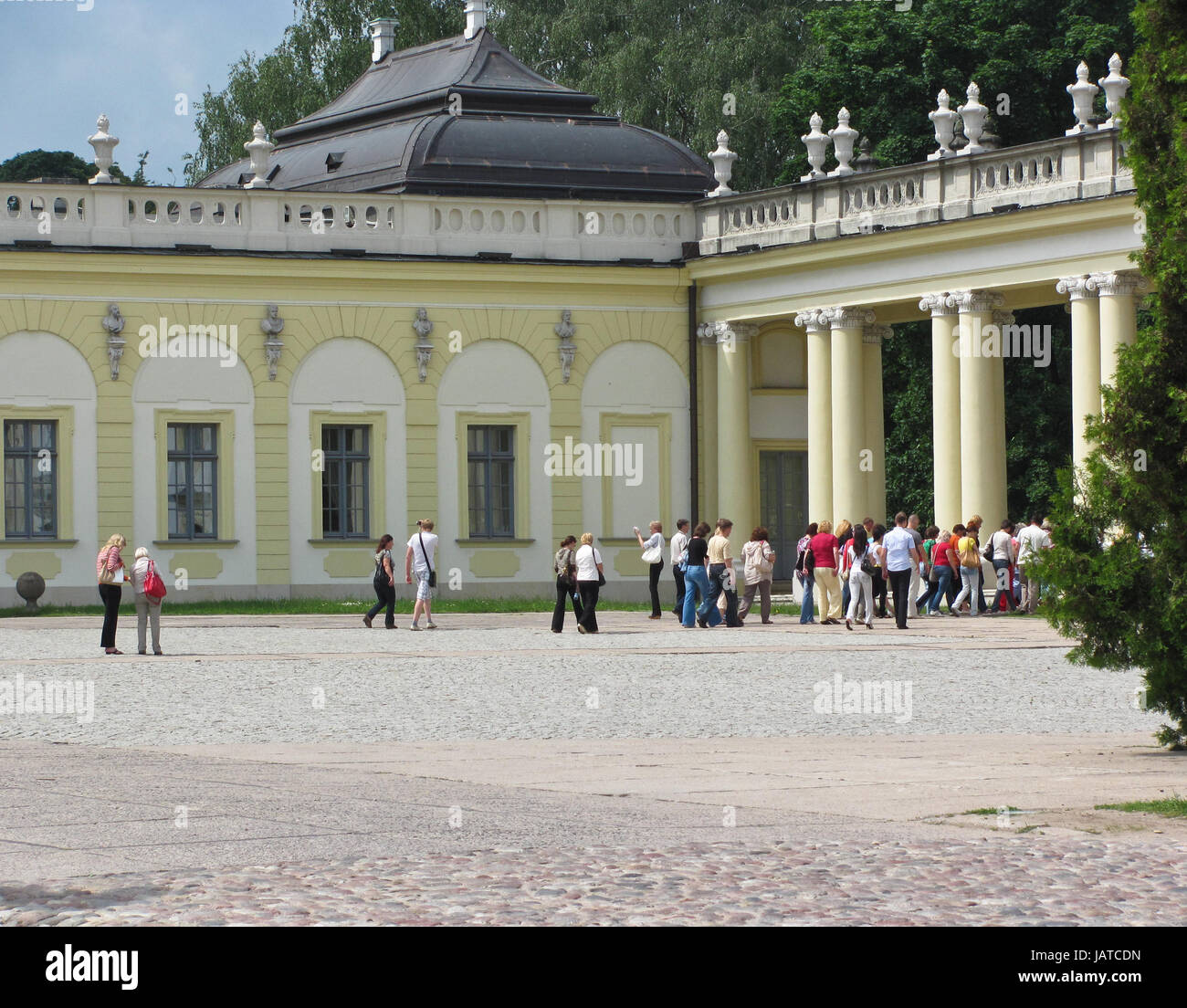 Palais Branicki à Bialystok, Pologne. Les touristes à pied autour du palais Banque D'Images