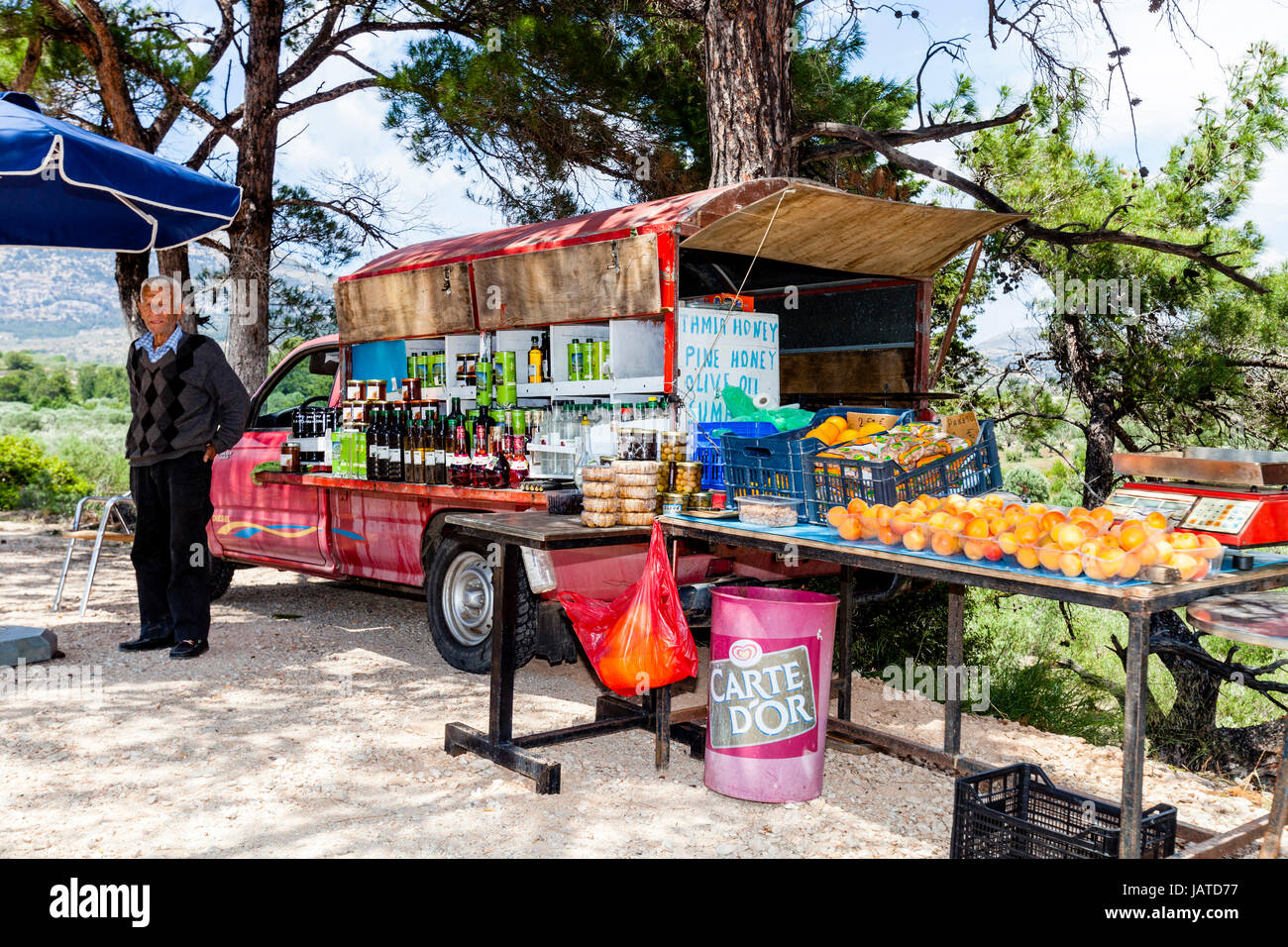 Un homme vend son produit par le côté de la route, Rhodes, Grèce Banque D'Images