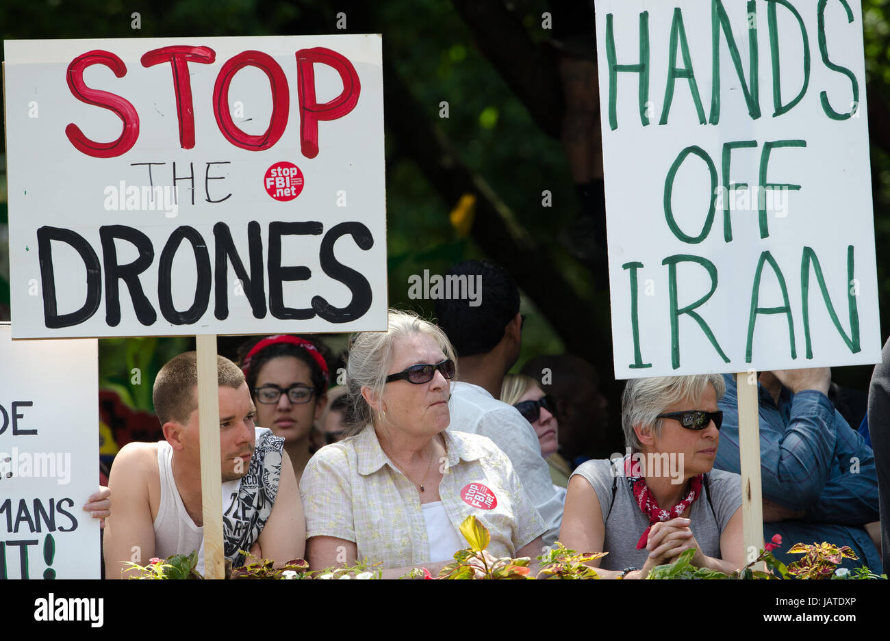 Les gens se rassemblent dans le Grant Park de Chicago dimanche à se joindre à un rassemblement de mars avec des vétérans de la guerre en Irak, près de l'endroit où le sommet de l'OTAN se tient. Banque D'Images