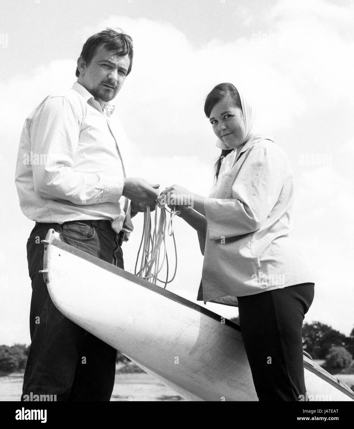 Terry Bell, 24 ans, et sa femme Barbara, 27 ans, de High Road, Chiswick, Londres, qui étaient tous deux nés à Johannesburg, Afrique du Sud, avec leur canot en fibre de verre 16ft. Amandhla Ils entreprennent les derniers préparatifs sur leur canot sur la Tamise avant qu'ils ne commencent leur voyage de 7 000 km de Dar es Salaam, Tanzanie. Banque D'Images