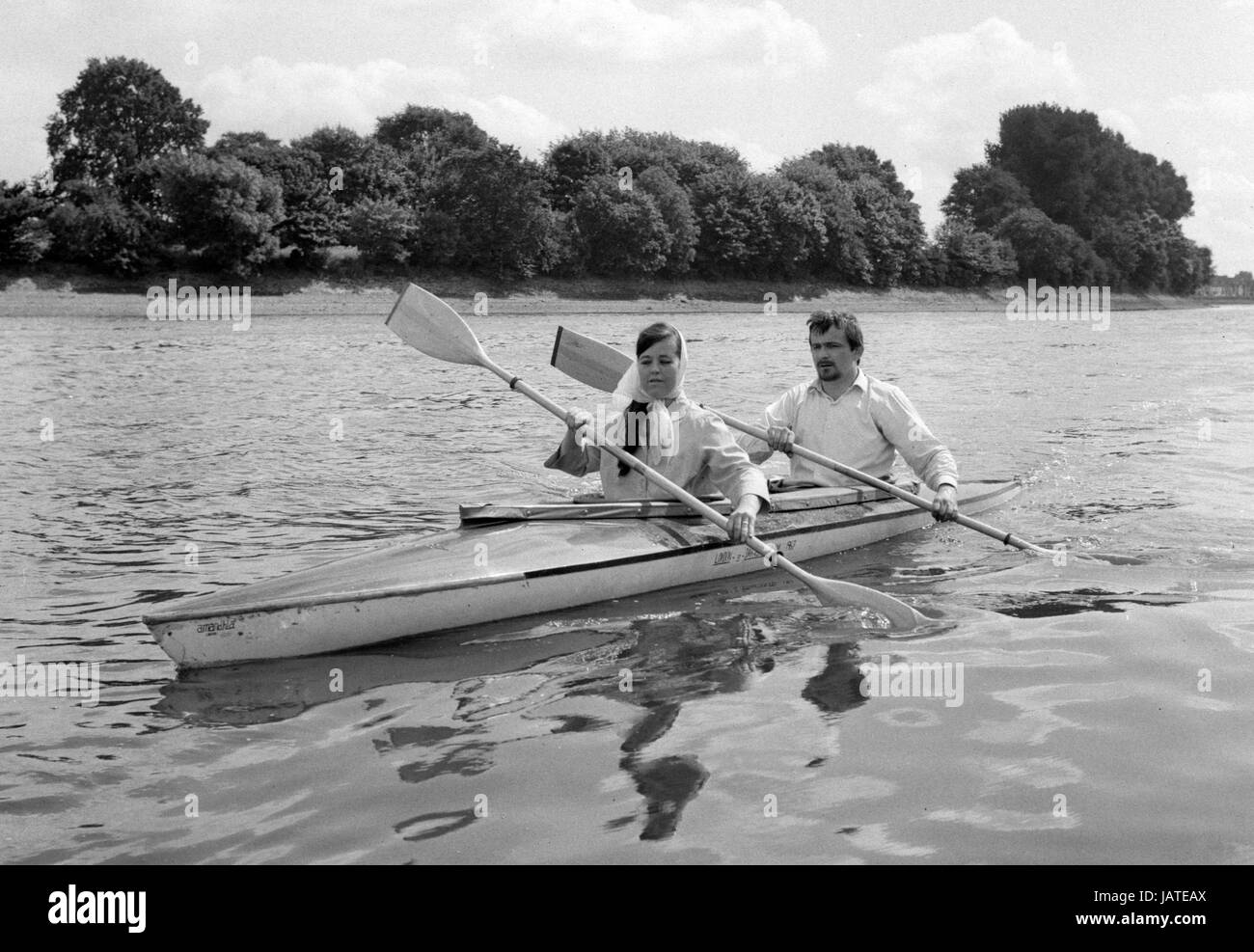 Terry Bell, 24, sa femme Barbara, 27, en donnant leur canot en fibre de verre 16 pi, un Amandhla essai final sur la Tamise à Chiswick, Londres. Banque D'Images