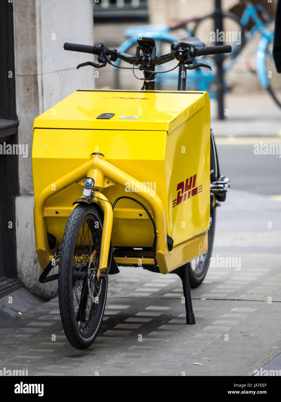 Un vélo cargo de DHL, utilisé par les messagers à vélo pour faire des livraisons rapides dans des centre de Londres. Banque D'Images