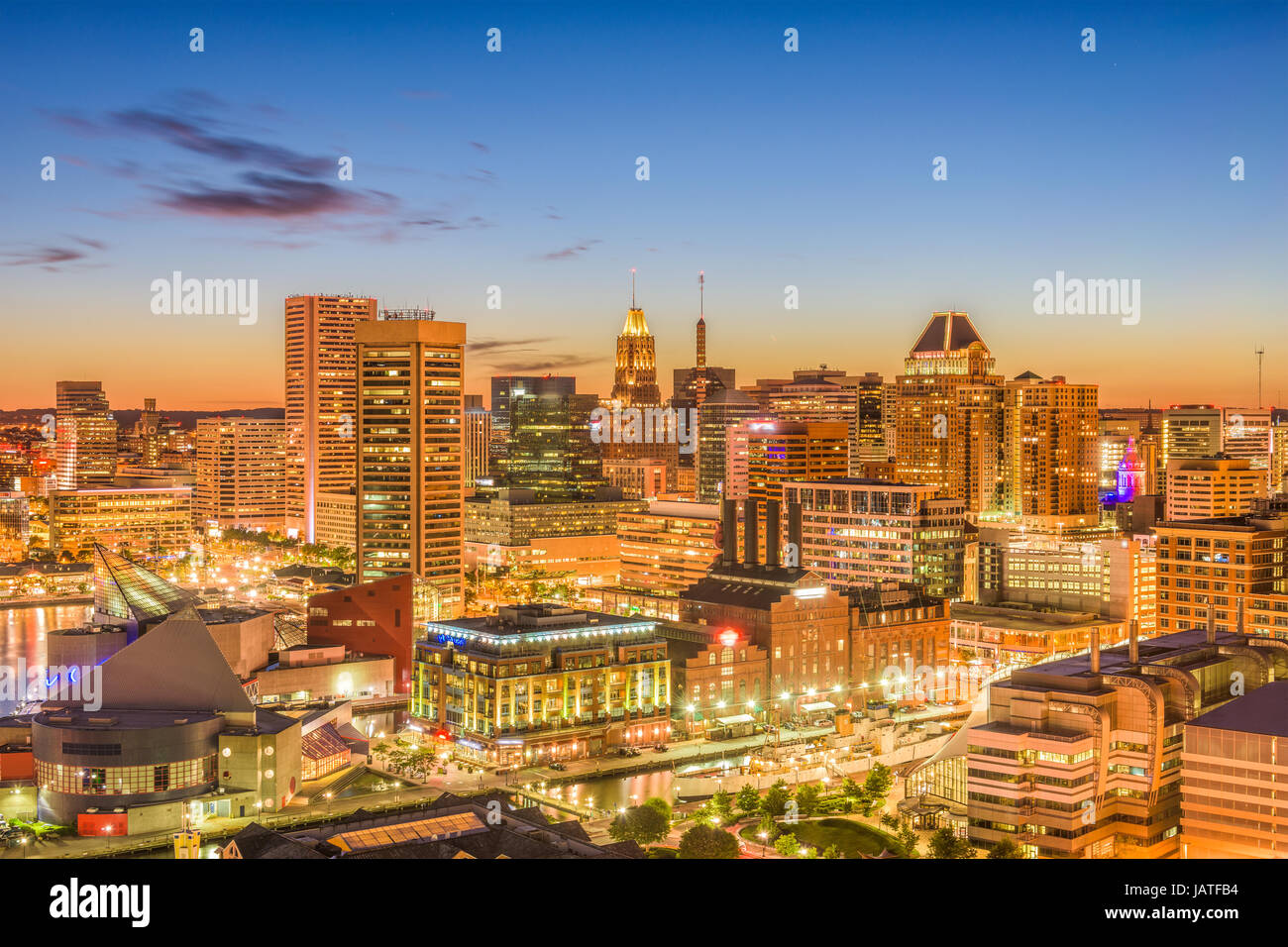 Baltimore, Maryland, États-Unis d'Inner Harbor et le centre-ville au crépuscule. Banque D'Images