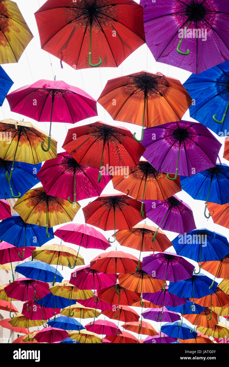 Parasols suspendus dans l'air au-dessus des acheteurs dans le centre commercial Southgate, Bath, Angleterre, Royaume-Uni Banque D'Images