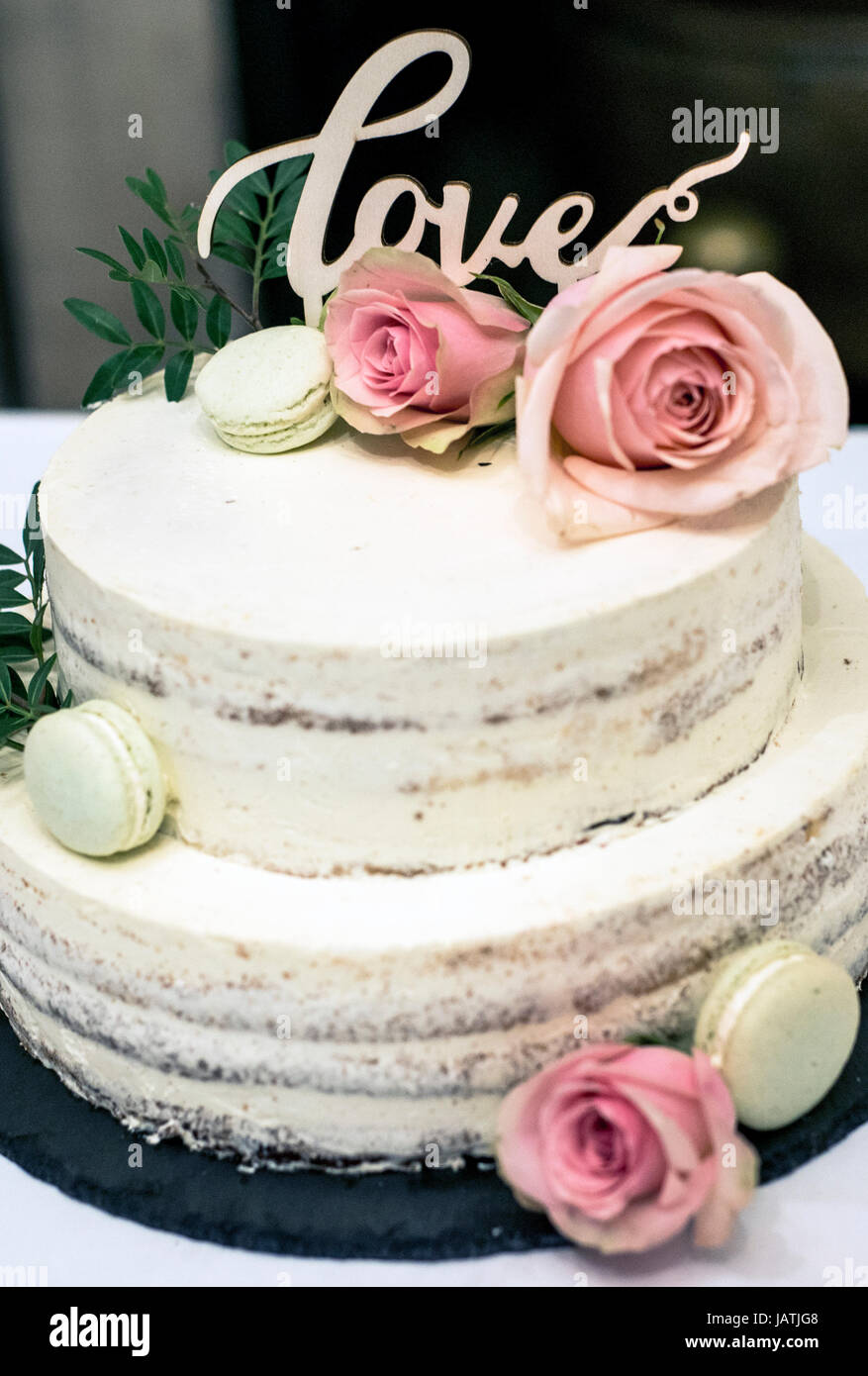 Beau Gateau A La Creme Avec Amour Texte Sur Le Dessus Et Des Fleurs Roses Roses Photo Stock Alamy