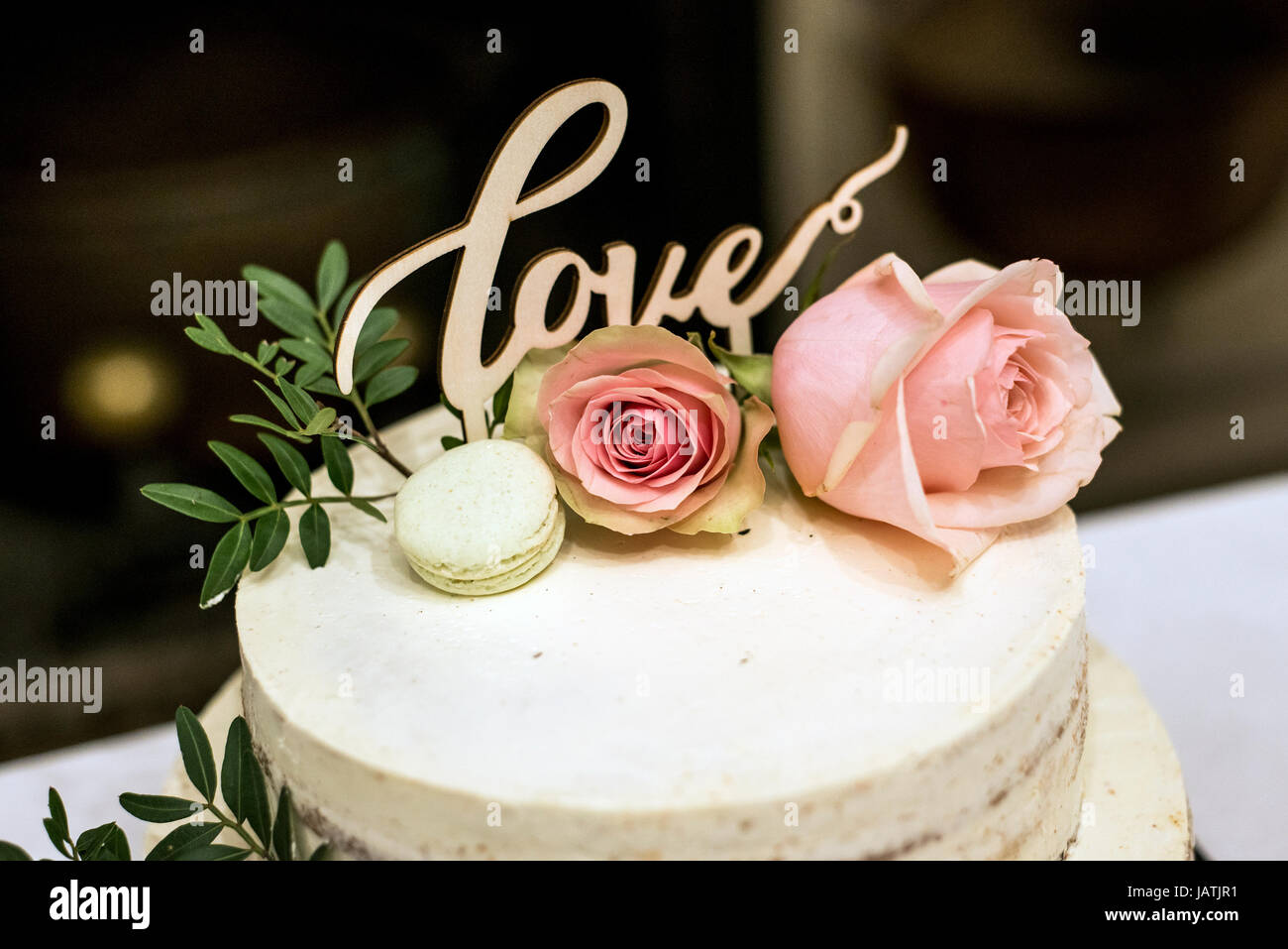 Beau Gateau A La Creme Avec Amour Texte Sur Le Dessus Et Des Fleurs Roses Roses Photo Stock Alamy