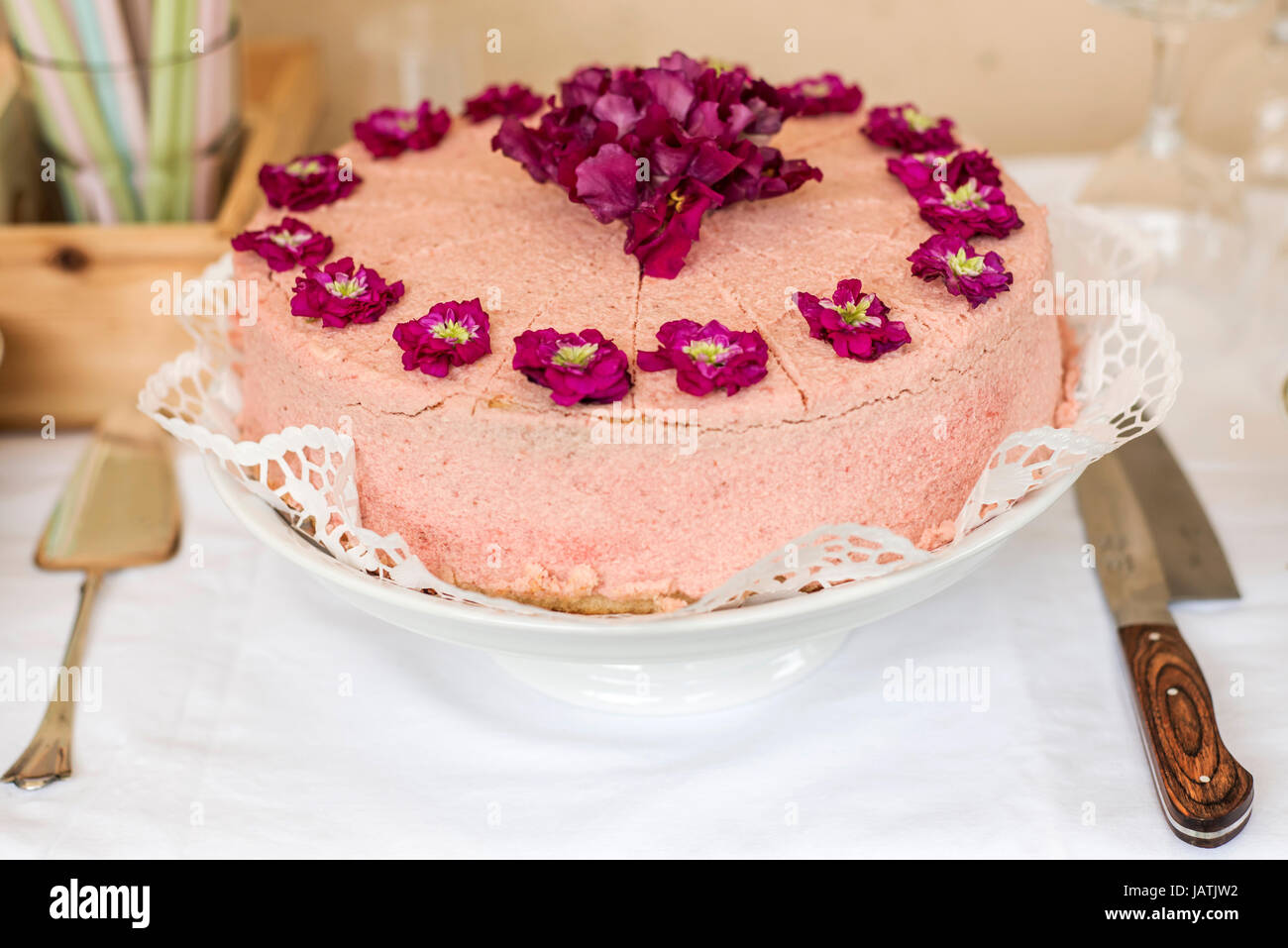 Close Up Mariage Ou Anniversaire Gateau A La Creme Avec Des Fleurs Violet Sur Le Dessus Et De L Argenterie Photo Stock Alamy Close Up Mariage Ou Anniversaire Gateau A La Creme Avec Des Fleurs Violet Sur Le Dessus Et De L Argenterie Photo Stock Alamy