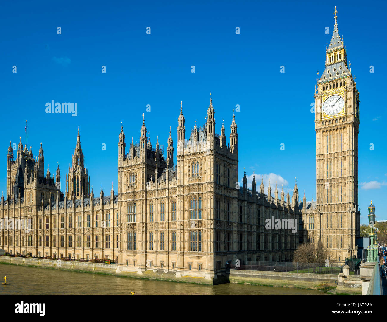 Ciel bleu matin vue sur Big Ben et les chambres du Parlement de Westminster Palace à proximité du pont de Londres, Angleterre Banque D'Images