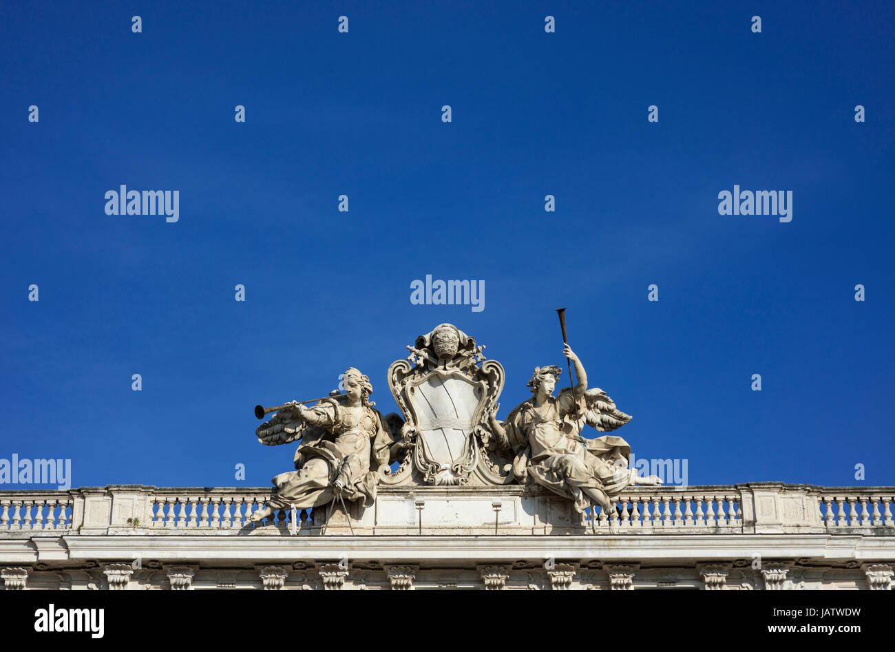 Le pape Clément XII lent entre deux statues anges avec des trompettes dans la place du Quirinal à Rome, conçu par l'architecte italien Ferdinando Fuga dans le 18e Banque D'Images