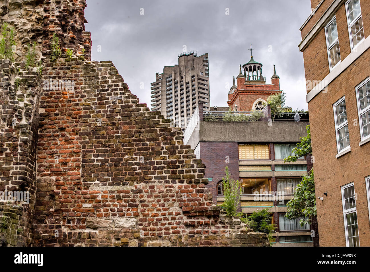 London wall contraste avec les nouveaux bâtiments Banque D'Images