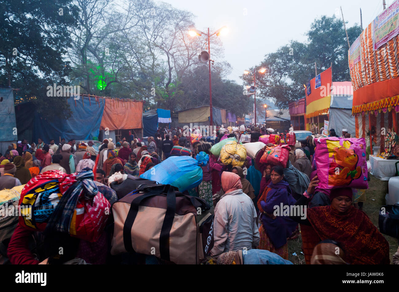 BABUGHAT, Kolkata, WEST BENGAL / INDE - 9ème Janvier 2013 : passionnés d'Hindu le 9 janvier 2013, en camp de transit Babughat, Kolkata. Ils sont sur leur chemin à Gangasagar (Sagar) . Banque D'Images