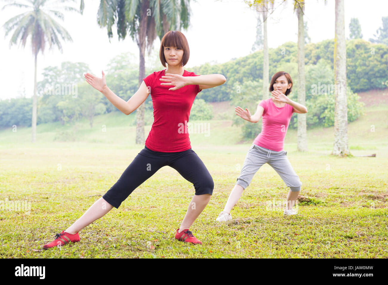 Les filles asiatiques pratiquer le tai chi dans le parc extérieur Banque D'Images