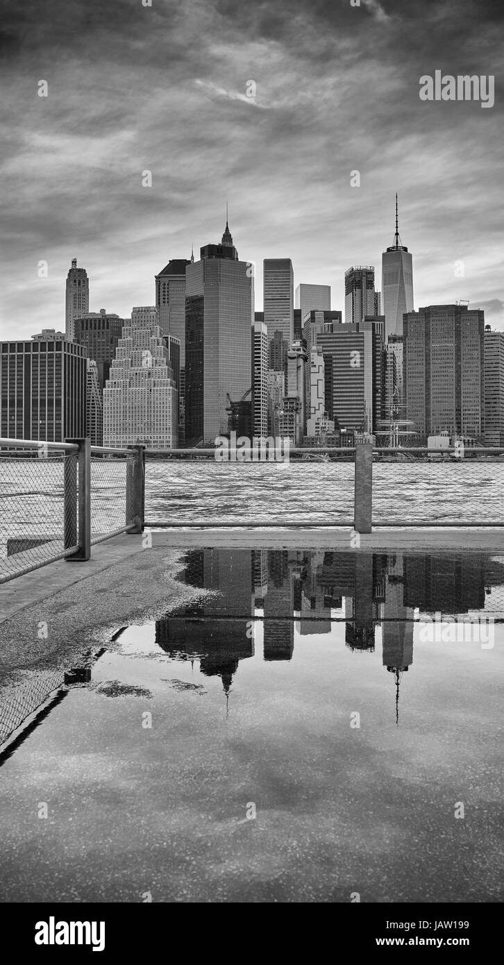 Manhattan skyline reflété dans une flaque, quartier de Brooklyn, New York City, USA. Banque D'Images