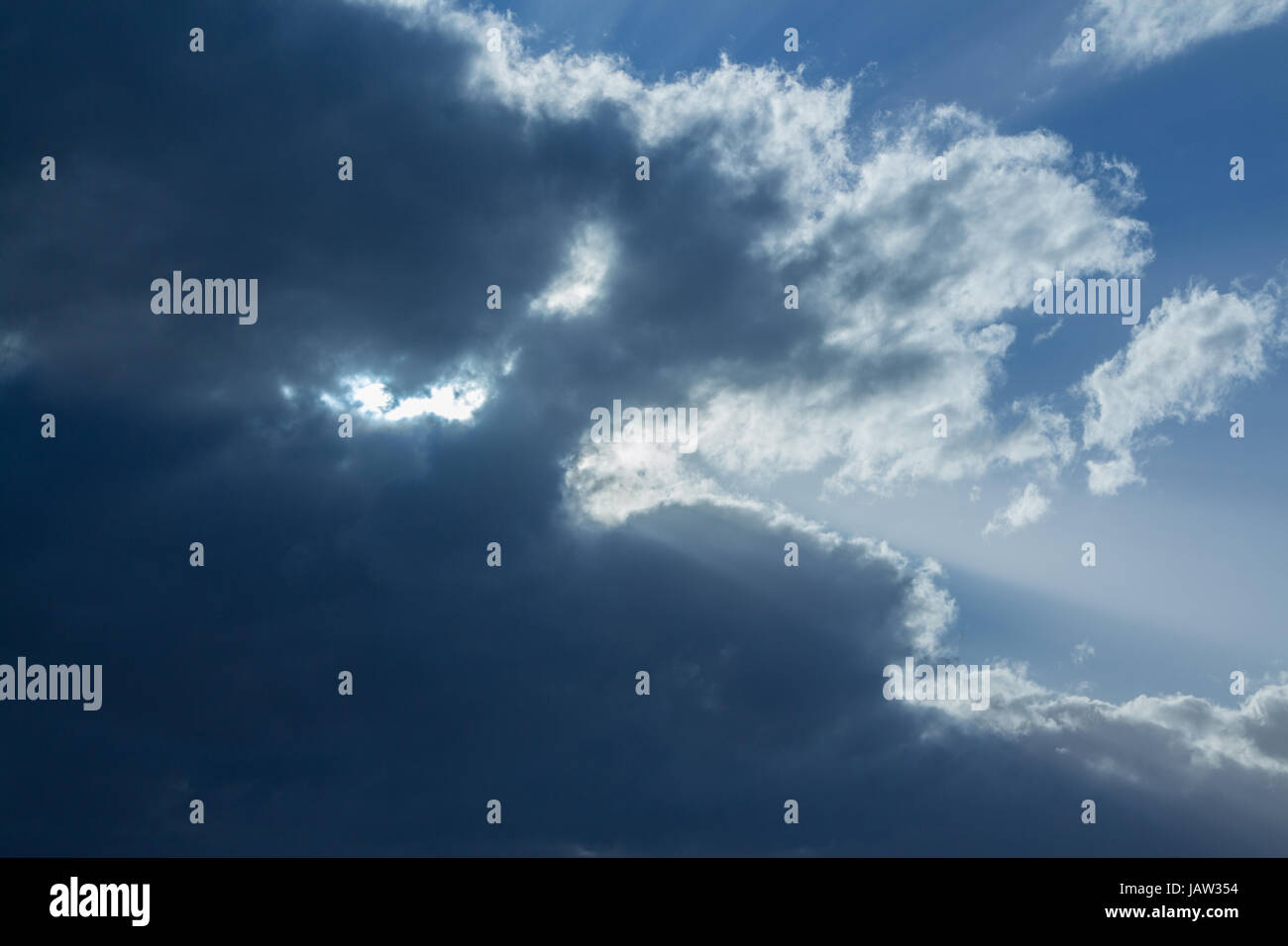 Les nuages de tempête sombre alors que le soleil commence à briller à travers. Banque D'Images